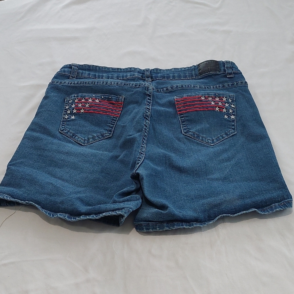 Diverso Women's Blue Denim Shorts. 16w Stretchy and Comfortable.